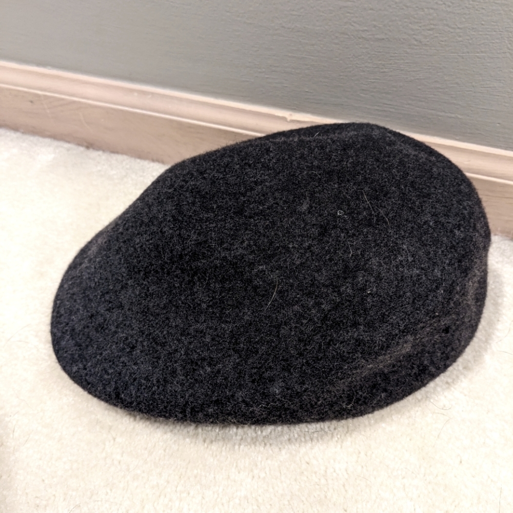 Men's charcoal grey flat cap